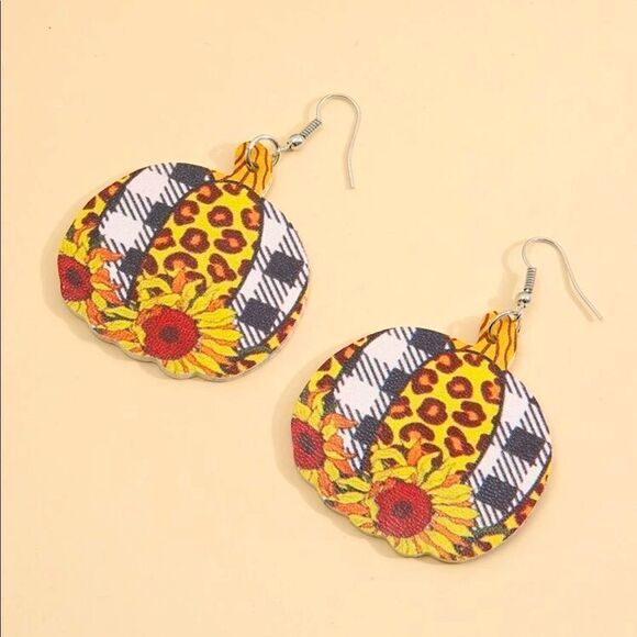 Adorable NWT Fall Themed Earrings - Picture 3 of 4